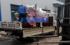 福瑞得機械座駕壓路機，路面開槽機成功裝車及時發(fā)貨