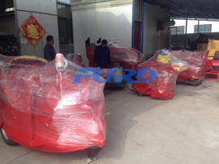 福瑞得機(jī)械座駕壓路機(jī)、大容量灌縫機(jī)，小型灌縫機(jī)包裝完畢準(zhǔn)備發(fā)貨